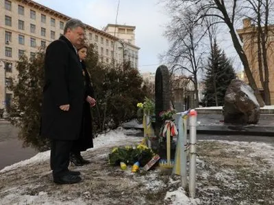 П.Порошенко вместе с женой почтили память С.Нигояна и М.Жизневского