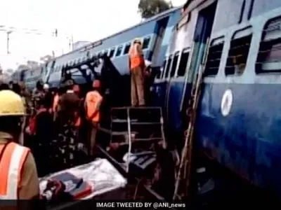 Количество погибших при сходе поезда в Индии возросло до 32 человек