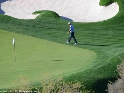 Б.Обама в перший день відпустки відпочивав на полі для гольфу