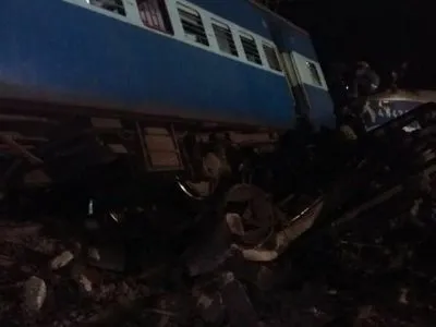 Через сходження поїзду з рейок у Індії загинуло щонайменше 13 осіб