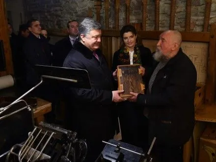 П.Порошенко поблагодарил Конгресс украинцев за изъятие из книжных магазинов Эстонии украинофобской продукции