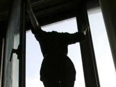 Дівчина в Києві намагалася вистрибнути з вікна в присутності лікарів та матері