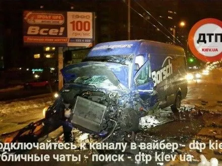 Автомобиль на скорости протаранил встречный микроавтобус в Киеве