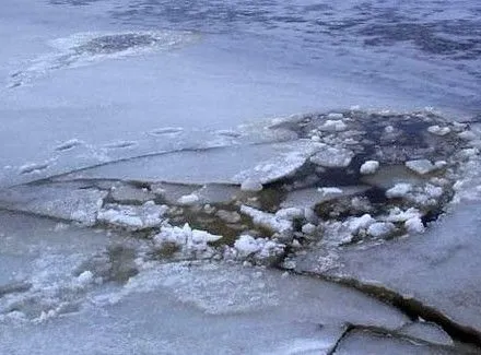 Спасатели начали поиски людей, которые провалились под лед в Одесской области