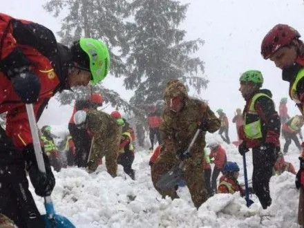 Кількість жертв сходження лавини на готель в Італії зросла до шести осіб