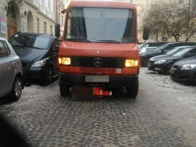 В центре Львова микроавтобус насмерть переехал парковщика