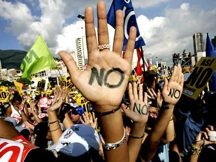 Активисты в Венесуэле требуют проведения новых президентских выборов