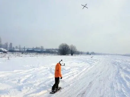 Сноубордисти у Латвії пристосували дрон для катання на снігу