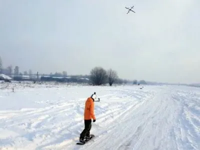 Сноубордисти у Латвії пристосували дрон для катання на снігу