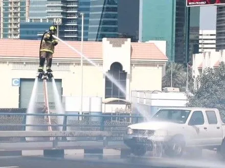 В Дубае пожарные используют реактивные ранцы для тушения пожаров