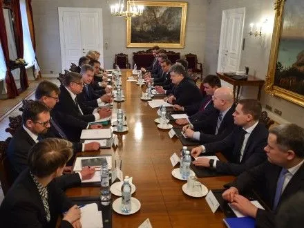 П.Порошенко попросив президента Фінляндії посилити тиск на Росію в питаннях звільнення заручників