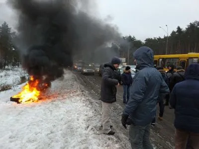Рух транспорту ускладнений на в'їздах у Київ  - поліція
