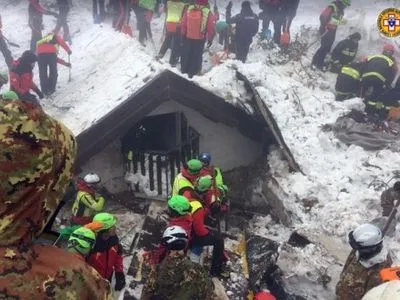 Кількість жертв сходження лавини на готель в Італії сягнула 12 осіб