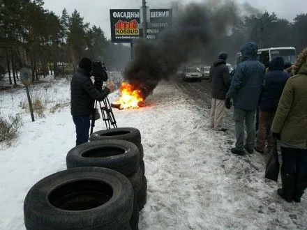Активисты подожгли шины и частично заблокировали движение на Житомирской трассе