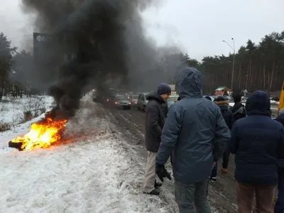 Активисты частично заблокировали движение на автодороге Бровары-Киев