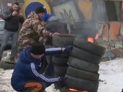 На трассах под Киевом митингующие подожгли шины