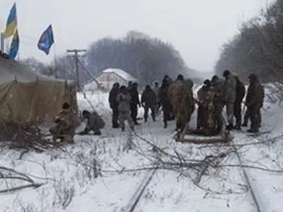 Ветераны АТО заблокировали движение на железной дороге Луганск-Попасная