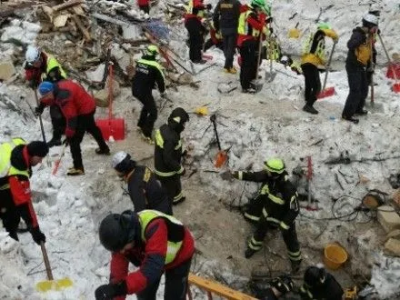 Снова выросло число погибших в результате схода лавины на отель в Италии