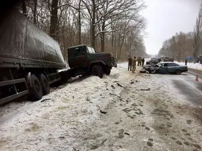 Внаслідок зіткнення трьох автівок на Донеччині загинула людина