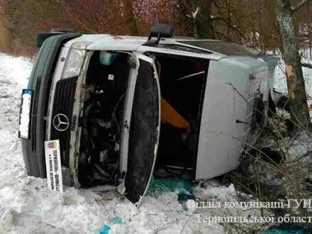 Внаслідок перекидання рейсового автобуса на Тернопільщині постраждали 20 людей