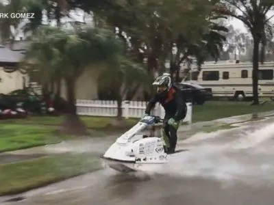 Мужчина на гидроцикле проехался по затопленным улицам одного из городов Калифорнии