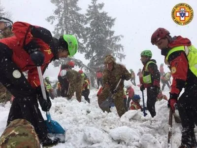 Рятувальники витягли з заваленого лавиною готелю в Італії ще два тіла