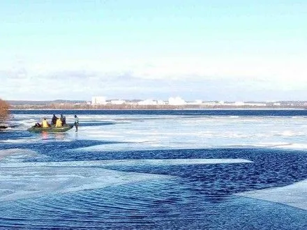 Более 20 рыбаков оказались на оторванной льдине на Днепре в Киеве