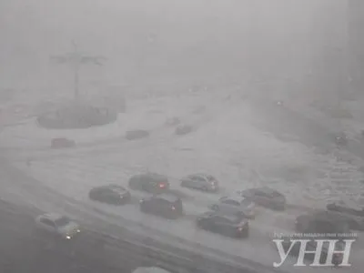 Київ почало засипати снігом