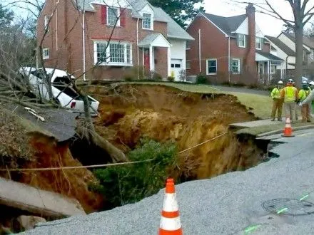 У Пенсільванії 10-метрове провалля поглинуло два подвір’я та частину дороги