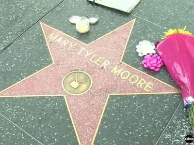 Поклонники актрисы Мэри Тайлер Мур возлагают цветы к ее звезде на Аллее славы