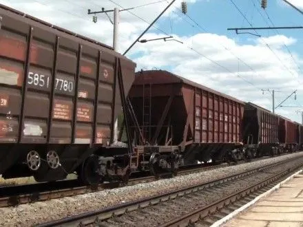 С колеи в Черкасской области сошли зерновозы, задерживаются 10 пассажирских поездов (исправлено)