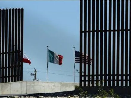 Д.Трамп підписав указ про будівництво стіни на кордоні з Мексикою