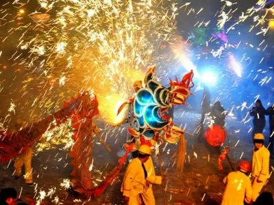 У Китаї артисти виконали танець вогняного дракона напередодні Нового року