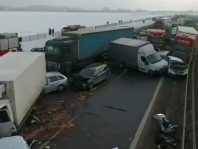 У Польщі на автомагістралі зіштовхнулися 76 машин