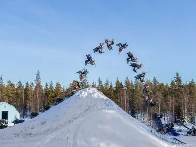 Шведский экстремал первым в мире сделал двойное сальто на снегоходе