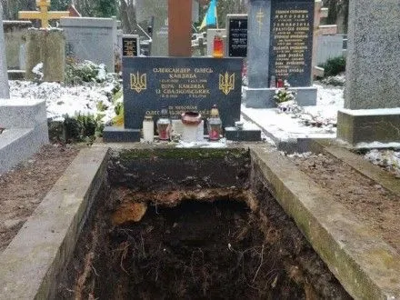 Перезахоронения А.Олеся состоится в воскресенье на Лукьяновском кладбище