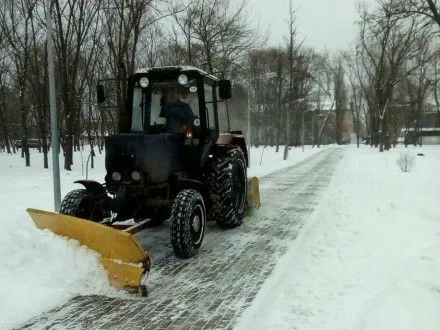 К уборке снега в Киеве привлекли более 570 единиц техники
