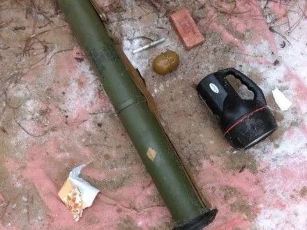 Тайник с взрывчаткой и боеприпасами обнаружили вблизи моста в Днепре