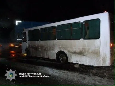 Маршрутка на Рівненщині в'їхала у фуру, чотирьох пасажирів доставили до лікарні