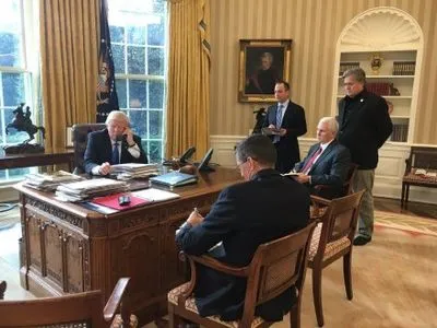 Президент США розпочав телефонні переговори із В.Путіним (доповнено)