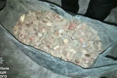 В Ровенской области в автомобиле нашли 10 кг янтаря