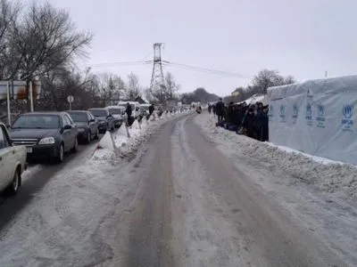 Более 800 авто стояли в очередях в КПВВ на Донбассе