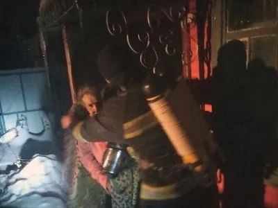 На Полтавщине пожарные во время ликвидации пожара спасли женщину