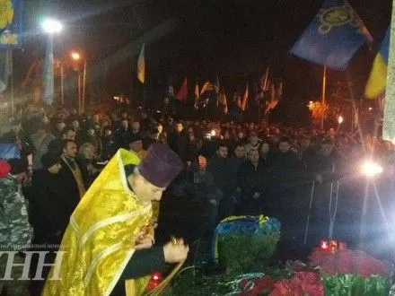 blizko-500-aktivistiv-vshanuvali-pamyat-geryiv-krut-bilya-memorialu-v-kiyevi