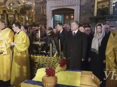 П.Порошенко с женой приняли участие в панихиде по А.Олесю