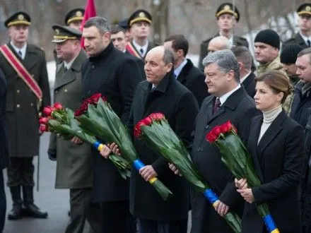 П.Порошенко вместе с женой почтили память Героев Крут