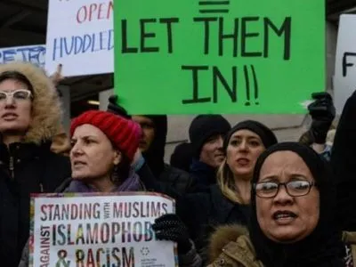В аеропорту Нью-Йорка розпочалися протести проти затримання біженців