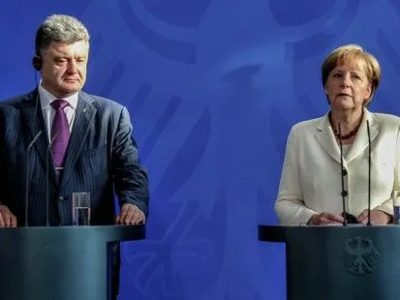 П.Порошенко обговорить з А.Меркель дорожню карту щодо виконання мінських угод