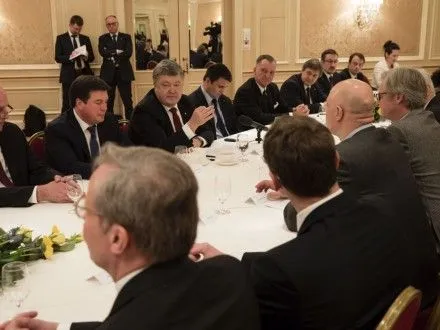 П.Порошенко обсудил с представителями немецких деловых кругов очистку банковской системы в Украине