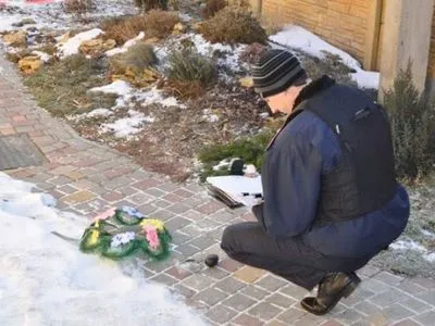 Директору колбасного цеха в Николаевской области подбросили поминальный венок и гранату